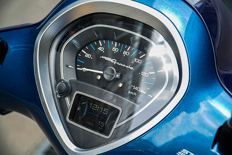 Ở phần đầu xe, Yamaha thiết kế đèn 2 tầng cho Grande Hybrid đầy cá tính và sử dụng bóng Full LED tăng khả năng chiếu sáng. Đồng hồ mới là màn hình TFT cho khả năng hiển thị màu tốt hơn với nhiều thông tin hữu ích cho người sử dụng. Bảng đồng hồ này được tích hợp thêm một màn hình LCD nhỏ thể hiện màn "chào sân" và tạm biệt khi bật/tắt chìa khoá.
