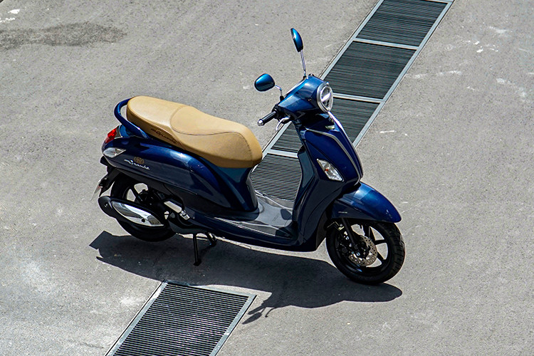 Kể từ khi lần đầu tiên ra mắt tại Việt Nam vào năm 2014, mẫu xe ga Yamaha Grande được đánh giá là một bước tiến lớn trong việc tiên phong mang đến một mẫu xe ga thời trang, tiện dụng nhưng vẫn chú trọng khả năng tiết kiệm nhiên liệu. Hiện đại và lướt đi đầy kiêu hãnh mỗi khi xuất hiện trên phố, Yamaha Grande đã tạo nên một làn gió mới trong phân khúc xe tay ga vốn đang dần bão hoà.