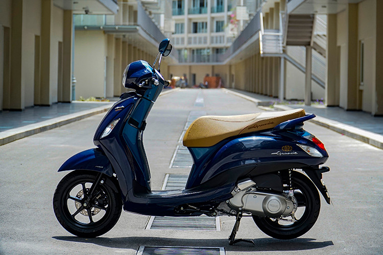 Yamaha Grande Limited Edition với ngoại hình sang trọng và phối màu trang nhã kết hợp thiết kế tầm nhìn 3 chiều, giúp tạo chiều sâu cho dáng xe cũng như tôn lên vóc dáng của người lái… Chiều cao yên xe thấp chỉ 790mm kết hợp thiết kế yên dài bằng phẳng, mang lại dáng ngồi cực kỳ thoải mái và tự tin.