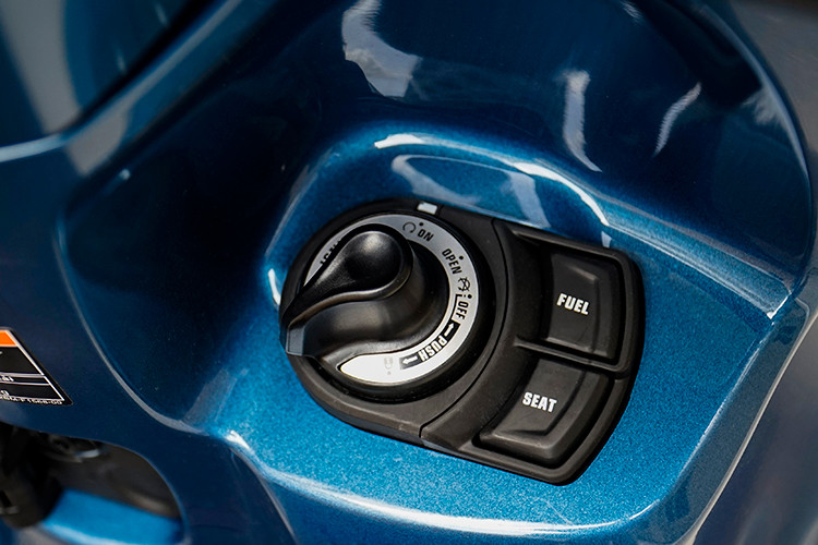 Đáng chú ý là trên bản đặc biệt - Grande Limited Edition sẽ có ổ khoá thông minh Smart Key - đây gần như là trang bị cơ bản cho những dòng xe ga hiện nay tại Việt Nam. Ổ khoá Smart Key của Yamaha Grande mới có cách thức hoạt động tương tự như mẫu xe tay ga Yamaha NVX. Hai công tắc mở yên và mở nắp bình xăng xuất hiện bên cạnh ổ khoá đa năng này.