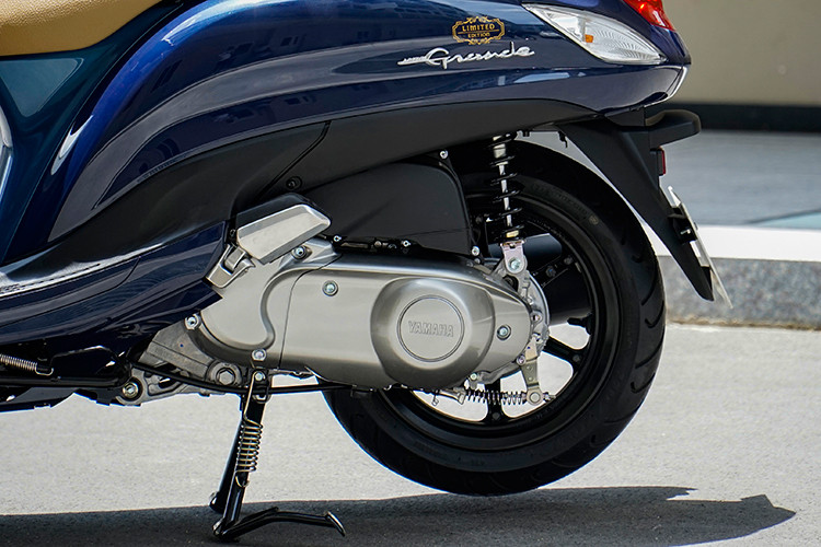 Yamaha Grande Hybrid với “trái tim” là động cơ Blue Core 125cc thế hệ mới, được tích hợp hệ thống trợ lực điện Hybrid mang đến những trải nghiệm êm ái và mượt mà. Blue Core 125cc được coi là trái tim của những chiếc xe tay ga đến từ Yamaha với hiệu suất cao, hoạt động ổn định, giảm tiêu hao động năng và tiết kiệm nhiên liệu tối ưu.