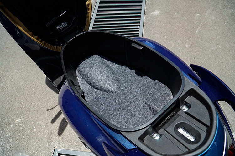 Yamaha Grande Hybrid mới vẫn sở hữu các số đo cơ bản như chiều dài 1.820 mm, rộng 685 mm và chiều cao 1.150 mm như bản thường. Dành cho phái đẹp, nên cốp xe của Yamaha Grande bản nâng cấp cũng thuộc loại rộng rãi với thể tích chứa lên đến 27 lít. Đuôi xe thay đổi hoàn toàn mang đến sự trẻ trung sành điệu cho các chị em.