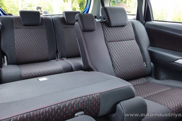 Ở phiên bản cao cấp, Avanza 2019 được trang bị màn hình thông tin giải trí cảm ứng có kích thước 6,8 inch hỗ trợ kết nối điện thoại thông minh, đầu CD/ DVD, MP3, FLAC, radio AM/ FM, AUX, Bluetooth và kết nối USB. Ở các phiên bản thấp, xe được trang bị khá khiêm tốn như: hệ thống âm thanh 2-DIN hỗ trợ CD, MP3, USB và AUX,...