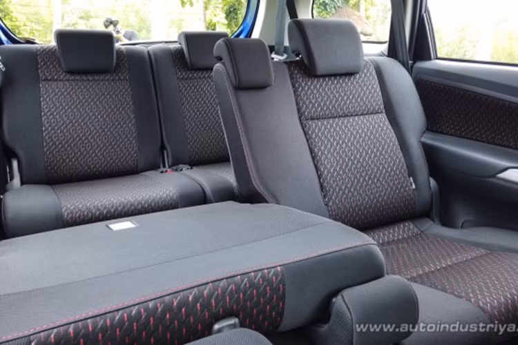 Ở phiên bản cao cấp, Avanza 2019 được trang bị màn hình thông tin giải trí cảm ứng có kích thước 6,8 inch hỗ trợ kết nối điện thoại thông minh, đầu CD/ DVD, MP3, FLAC, radio AM/ FM, AUX, Bluetooth và kết nối USB. Ở các phiên bản thấp, xe được trang bị khá khiêm tốn như: hệ thống âm thanh 2-DIN hỗ trợ CD, MP3, USB và AUX,...