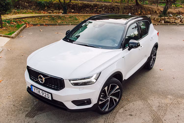 Theo một số nguồn tin cho hay, mẫu crossover hạng sang cỡ nhỏ này được đưa về nước với 1 phiên bản duy nhất là T5 R-Design. Mẫu xe này nổi bật với lưới tản nhiệt riêng, logo “R-Design” ở cột C và vành hợp kim 19 inch 5 chấu cắt kim cương phối 2 màu.