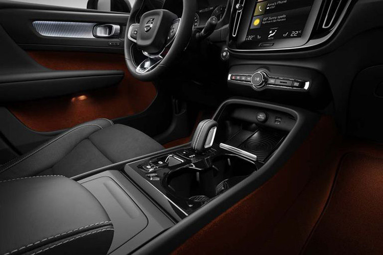 Về khả năng vận hành, bên dưới nắp capô của mẫu crossover hạng sang Volvo XC40 2019 sẽ là khối động cơ xăng Drive-E 4 xi-lanh, tăng áp, dung tích 2.0L, kết hợp với hộp số tự động 8 cấp Geartronic, sản sinh công suất tối đa 252 mã lực và mô-men xoắn cực đại 350 Nm. Ngoài ra, phiên bản T5 nổi bật với hệ dẫn động 4 bánh toàn thời gian.