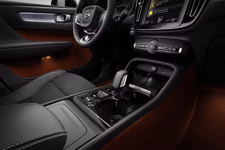 Về khả năng vận hành, bên dưới nắp capô của mẫu crossover hạng sang Volvo XC40 2019 sẽ là khối động cơ xăng Drive-E 4 xi-lanh, tăng áp, dung tích 2.0L, kết hợp với hộp số tự động 8 cấp Geartronic, sản sinh công suất tối đa 252 mã lực và mô-men xoắn cực đại 350 Nm. Ngoài ra, phiên bản T5 nổi bật với hệ dẫn động 4 bánh toàn thời gian.