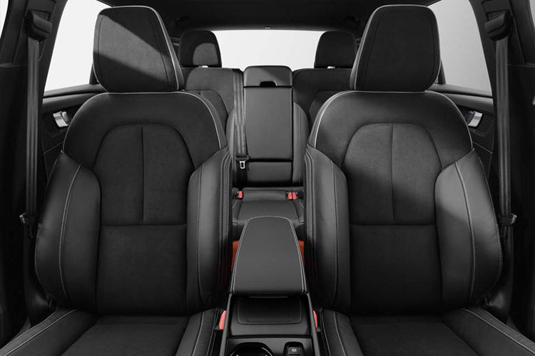 Ở khu vực trung tâm là màn hình cảm ứng 9 inch có hệ thống giải trí Sensus Connect và dàn âm thanh Harman Kardon 13 loa có công suất 600 W. Các trang bị tiện nghi khác bao gồm sạc điện thoại không dây, điều hòa tự động 2 vùng có tính năng lọc không khí Clean Zone và cửa sổ trời toàn cảnh 2 lớp chống nắng, chỉnh điện.