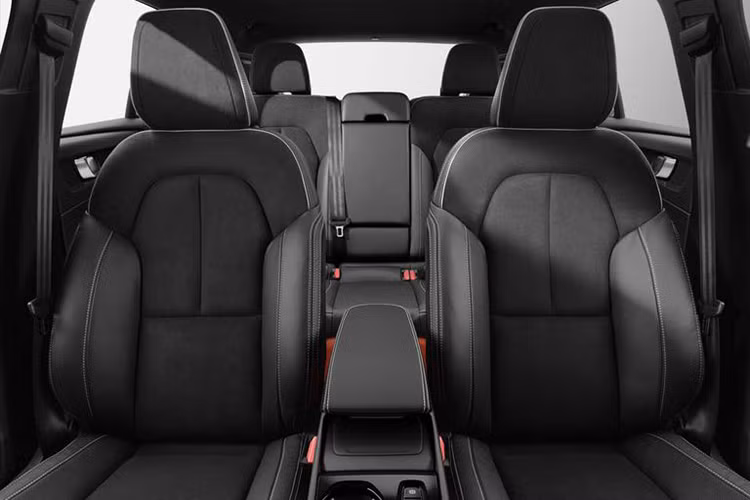 Ở khu vực trung tâm là màn hình cảm ứng 9 inch có hệ thống giải trí Sensus Connect và dàn âm thanh Harman Kardon 13 loa có công suất 600 W. Các trang bị tiện nghi khác bao gồm sạc điện thoại không dây, điều hòa tự động 2 vùng có tính năng lọc không khí Clean Zone và cửa sổ trời toàn cảnh 2 lớp chống nắng, chỉnh điện.