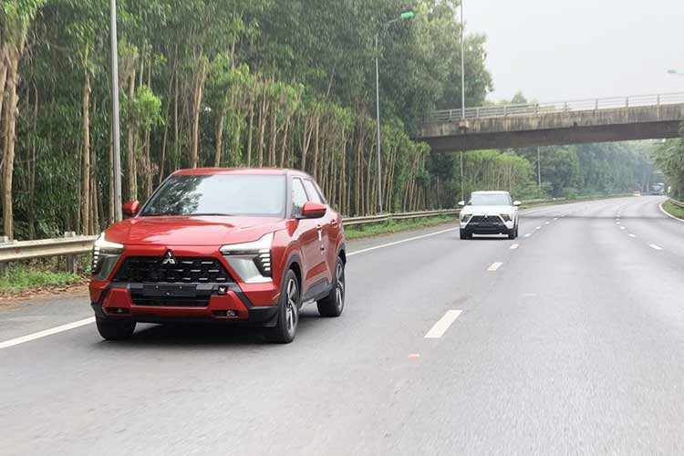 Sau khi lộ hình ảnh tại kho ở Việt Nam, Mitsubishi Xforce 2024 tiếp tục bị bắt gặp xuất hiện trên đường phố Việt Nam khi đang chạy thử.