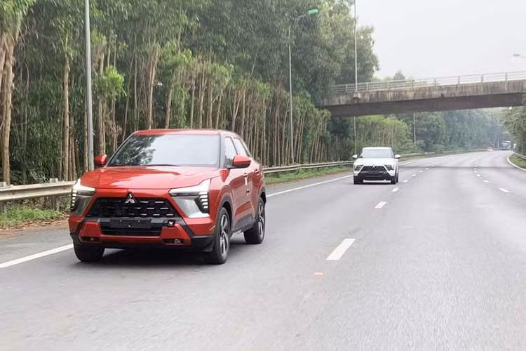 Sau khi lộ hình ảnh tại kho ở Việt Nam, Mitsubishi Xforce 2024 tiếp tục bị bắt gặp xuất hiện trên đường phố Việt Nam khi đang chạy thử.