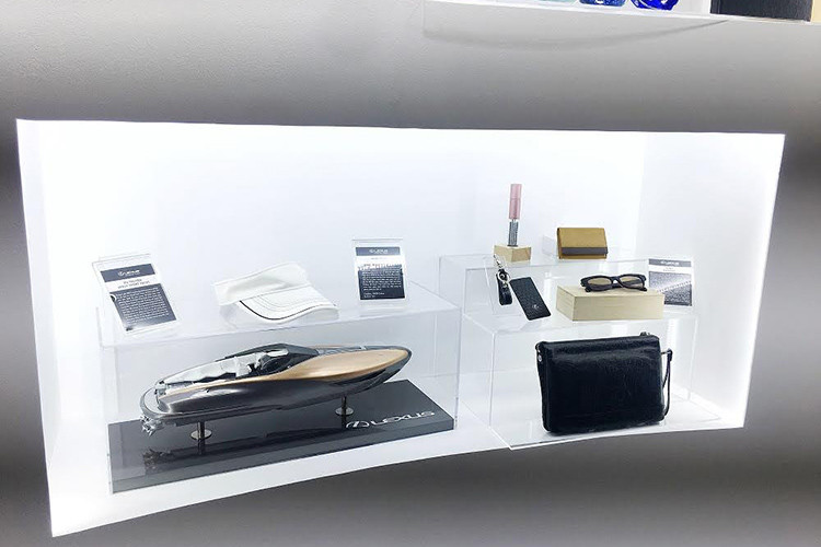 Lexus RC F đem tới sức mạnh vượt trội với động cơ V8 lên tới 472 mã lực, đẩy mạnh cao trào trong những pha hành động nghẹt thở. Đồng thời, việc sử dụng chất liệu titan không chỉ làm giảm trọng lượng trên từng bộ phận, còn mang lại hình ảnh bóng bẩy cùng với âm thanh độc đáo.