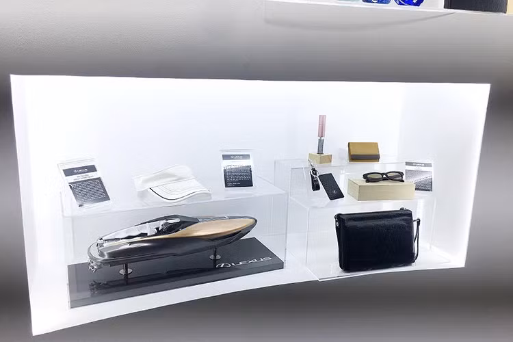 Lexus RC F đem tới sức mạnh vượt trội với động cơ V8 lên tới 472 mã lực, đẩy mạnh cao trào trong những pha hành động nghẹt thở. Đồng thời, việc sử dụng chất liệu titan không chỉ làm giảm trọng lượng trên từng bộ phận, còn mang lại hình ảnh bóng bẩy cùng với âm thanh độc đáo.