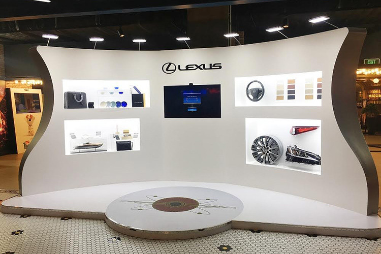 Bà Lisa Materazzo, phó chủ tịch Marketing của Lexus toàn cầu chia sẻ, hình ảnh của RC F trong bộ phim còn trở nên hoàn hảo hơn khi Lexus đã bổ sung thêm những tính năng bí mật, biến RC F trở thành một cỗ máy chiến đấu có một không hai, hỗ trợ đặc vụ Men in Black. 