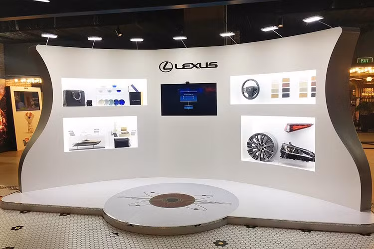 Bà Lisa Materazzo, phó chủ tịch Marketing của Lexus toàn cầu chia sẻ, hình ảnh của RC F trong bộ phim còn trở nên hoàn hảo hơn khi Lexus đã bổ sung thêm những tính năng bí mật, biến RC F trở thành một cỗ máy chiến đấu có một không hai, hỗ trợ đặc vụ Men in Black. 