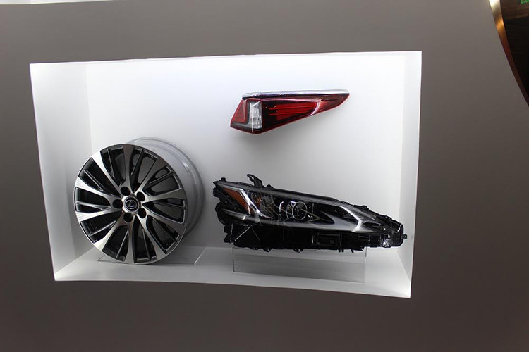 Siêu xe đồng hành cùng hình ảnh nhân vật chính trong những pha hành động gay cấn và hấp dẫn nhất bộ phim là Lexus RC F 2020 mới. Trang bị chiến đấu của siêu đặc vụ phải là những thiết bị hiện đại nhất và siêu xe thể thao hạng sang RC F đáp ứng đầy đủ tiêu chí đó.