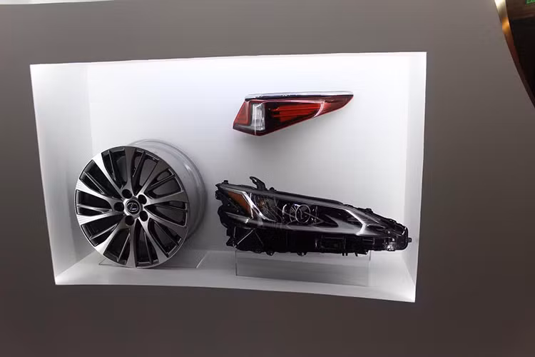 Siêu xe đồng hành cùng hình ảnh nhân vật chính trong những pha hành động gay cấn và hấp dẫn nhất bộ phim là Lexus RC F 2020 mới. Trang bị chiến đấu của siêu đặc vụ phải là những thiết bị hiện đại nhất và siêu xe thể thao hạng sang RC F đáp ứng đầy đủ tiêu chí đó.