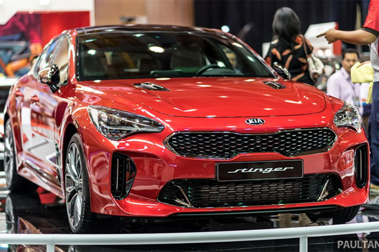 Tại thị trường Malaysia, mẫu xe thể thao Kia Stinger GT phiên bản 2018 mới hiện đang có mức giá từ 33.000 (tương đương khoảng 760 triệu đồng) đến hơn 50.000 USD (khoảng 1,15 tỷ đồng) tùy phiên bản.
