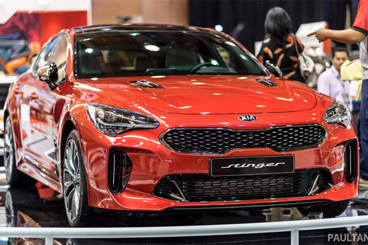 Tại thị trường Malaysia, mẫu xe thể thao Kia Stinger GT phiên bản 2018 mới hiện đang có mức giá từ 33.000 (tương đương khoảng 760 triệu đồng) đến hơn 50.000 USD (khoảng 1,15 tỷ đồng) tùy phiên bản.