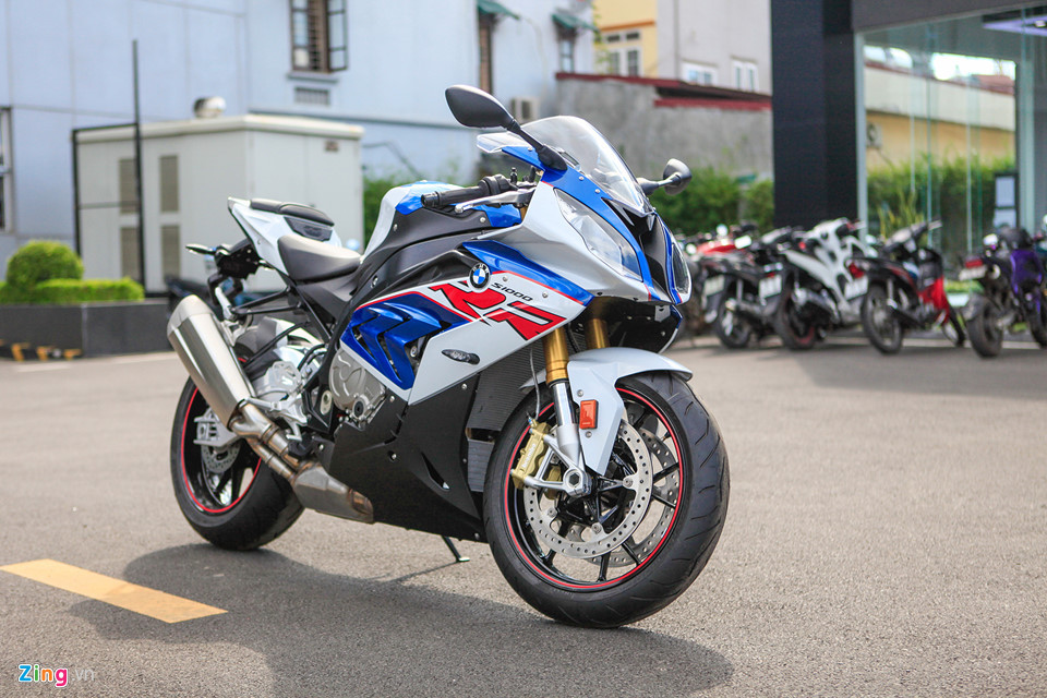 BMW S1000RR 2018 có chiều dài 2.050 mm, rộng 826 mm, cao 1.140 mm, chiều cao yên 815 mm và chiều dài cơ sở đạt 1.438 mm. BMW S1000RR 2018 có trọng lượng 208 kg (đầy bình nhiên liệu). Xe được trang bị lốp trước 120/70 ZR 17 inch và lốp sau 190/55 ZR 17 inch.