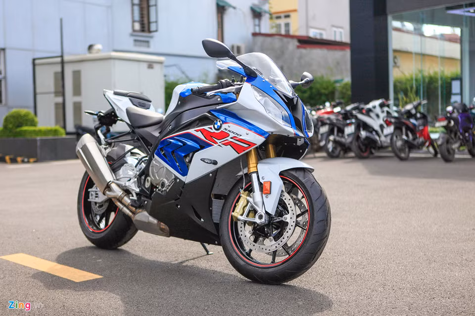 BMW S1000RR 2018 có chiều dài 2.050 mm, rộng 826 mm, cao 1.140 mm, chiều cao yên 815 mm và chiều dài cơ sở đạt 1.438 mm. BMW S1000RR 2018 có trọng lượng 208 kg (đầy bình nhiên liệu). Xe được trang bị lốp trước 120/70 ZR 17 inch và lốp sau 190/55 ZR 17 inch.