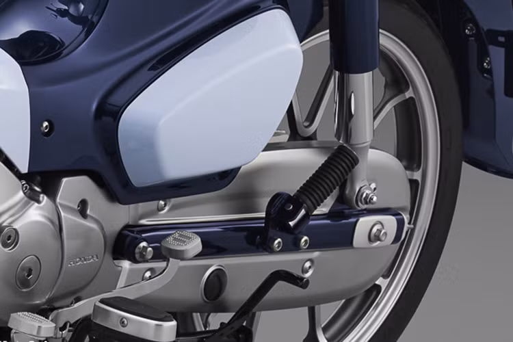 Bộ gắp sau của xe được tiện từ nhôm nguyên khối, sau đó bắt vào cặp phuộc sau có thiết kế thanh thoát, đẹp mắt. Ngay cả thiết kế pô "quả nhót" nhưng cách điệu với ốp mạ sang bóng được xem là đặc trưng của dòng xe máy Cub cũng được Honda "tái chế" lại trên mẫu C125 mới này. 