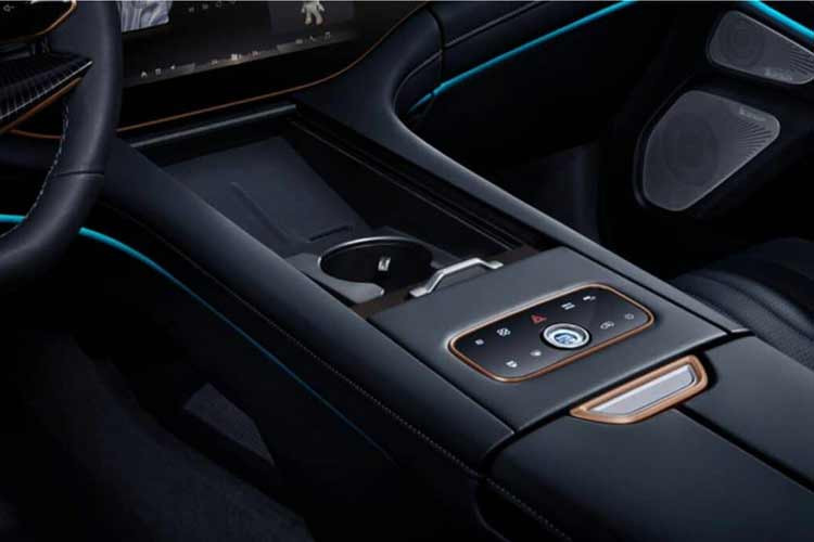 Về vận hành, Chery Exeed VX được trang bị máy xăng 2.0L cho mức công suất tối đa 261 mã lực và mô-men xoắn cực đại 400 Nm, hộp số Aisin 8 cấp kết hợp cùng hệ dẫn động 4 bánh thế hệ thứ 6 của BorgWarner.