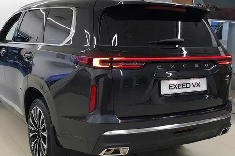 Tương tự bên hông xe cũng có phần vuông vức cùng các đường gân dập nổi và vòm hốc bánh xe nhô ra 2 bên. Đuôi xe với đèn hậu dạng xuyên thấu được nối liền nhau, cánh gió cỡ lớn và cụm ống xả đôi đối xứng hai bên.