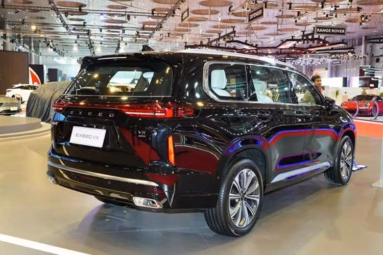 Tại thị trường tỷ dân, mẫu xe SUV Chery Exeed VX được bán ra với 3 phiên. Theo nhà sản xuất Chery Exeed VX có kích thước lần lượt 4.970 x 1.940 x 1.788 mm, trục cơ sở 2.900 mm và được trang bị bộ mâm hợp kim kích thước 20 inch.