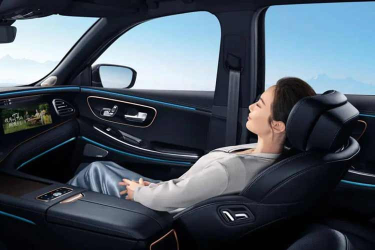 Ngoài ra xe vẫn còn những trang bị tiêu chuẩn khác như sạc không dây cho 2 điện thoại, 2 hàng ghế có chức năng massafe, thông gió, đề nổ từ xa, nhận diện khuông mặt, đáng chú xe còn được trang bị chip Qualcomm Snapdragon 8155 và hệ điều hành Chery's Lion 5.0 cùng dàn âm thanh Sony 8 loa.