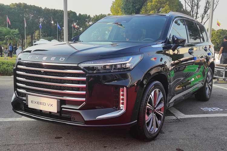 Mức giá xe Exeed VX 2023 bán ra tương đương khoảng từ 766-799 triệu đồng tại thị trường Trung Quốc. Nó được định vị trong phân khúc SUV cỡ lớn tương đương với Toyota Land Cruiser.
