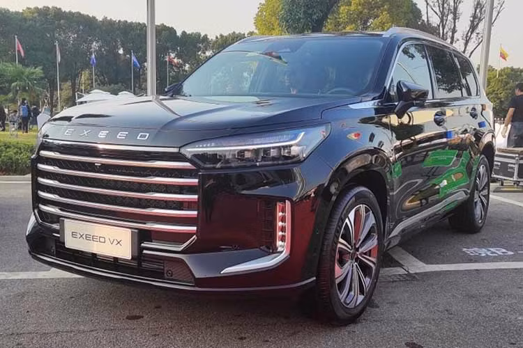 Mức giá xe Exeed VX 2023 bán ra tương đương khoảng từ 766-799 triệu đồng tại thị trường Trung Quốc. Nó được định vị trong phân khúc SUV cỡ lớn tương đương với Toyota Land Cruiser.