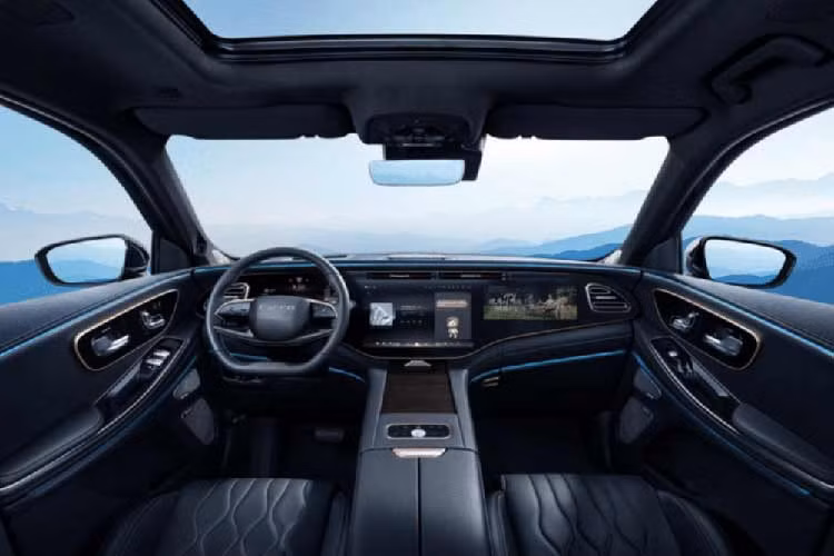 Tuy nhiên không gian bên trong của Chery Exeed VX lại có nhiều điểm tương đồng với những chiếc Mercedes-Benz EQS khi có tới 3 màn hình kích thước lớn, ngay cả vị trí mở cửa và chỉnh ghế cũng mang nhiều nét tương đồng.