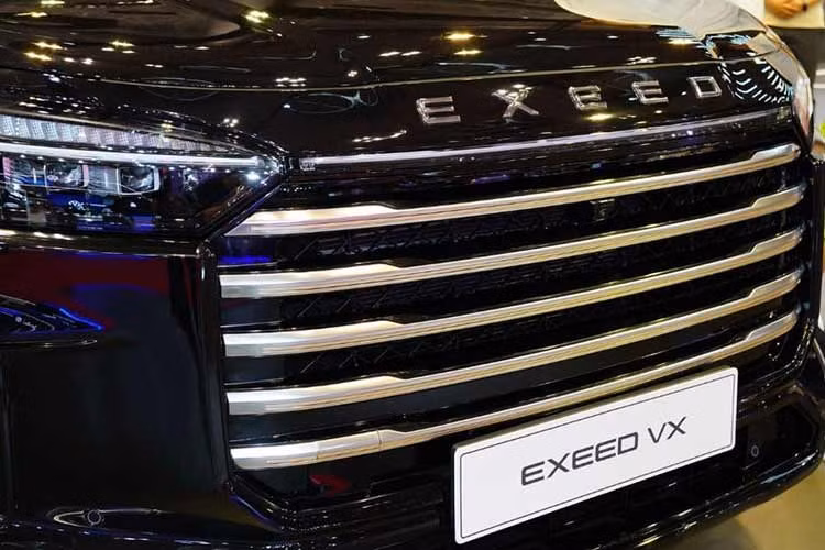 Đáng chú ý, Chery Exeed VX được tạo hình bởi nhà cựu thiết kế của Mercedes-Benz - Chris Rhoades, hiện đang là Giám đốc Trung tâm Kiểu dáng châu Âu của Chery. Nhờ đó mà ngoại hình của xe mang hơi hướng hiện đại với lưới tản nhiệt nằm ngang, khe hút gió cỡ lớn,… khá giống với Toyota Land Cruiser.