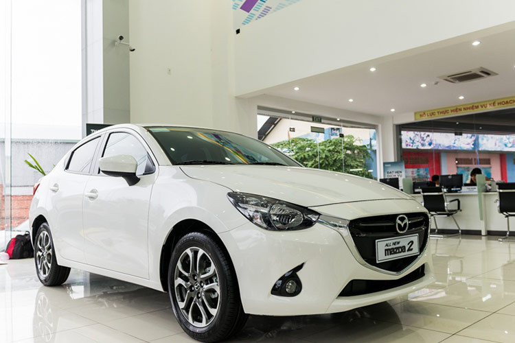 Mazda2 đời 2015 Cũng giống như đa phần các mẫu xe Nhật khác tại Việt Nam, Mazda2 được những người có kinh nghiệm mua bán xe đánh giá cao về khả năng vận hành bền bỉ và tiết kiệm nhiên liệu. Trong tầm giá 300 triệu đồng, khách mua xe cũ có thể lựa chọn được chiếc Mazda 2 đời 2015.