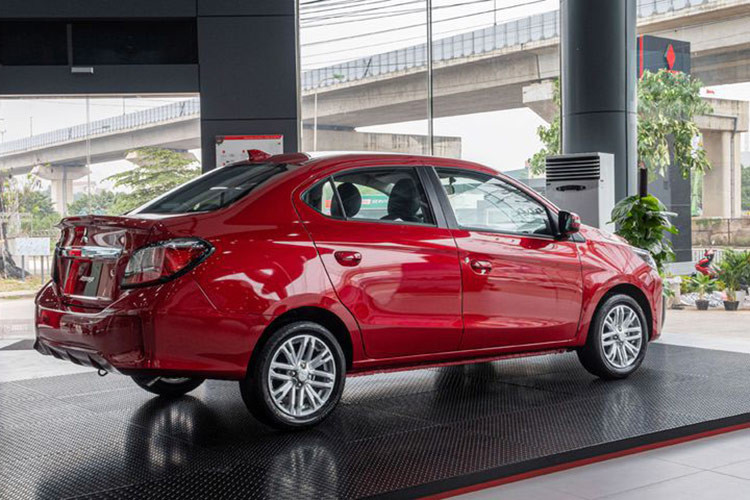 Chưa hết, mẫu sedan cỡ B nguồn gốc Nhật Bản cũng rất nổi tiếng với khả năng tiết kiệm nhiên liệu, khoảng sáng gầm hợp lý, bền bỉ và ít hỏng vặt. Xe phù hợp với cả gia đình, người chạy dịch vụ và những "lái mới" do thiết kế dễ làm quen.