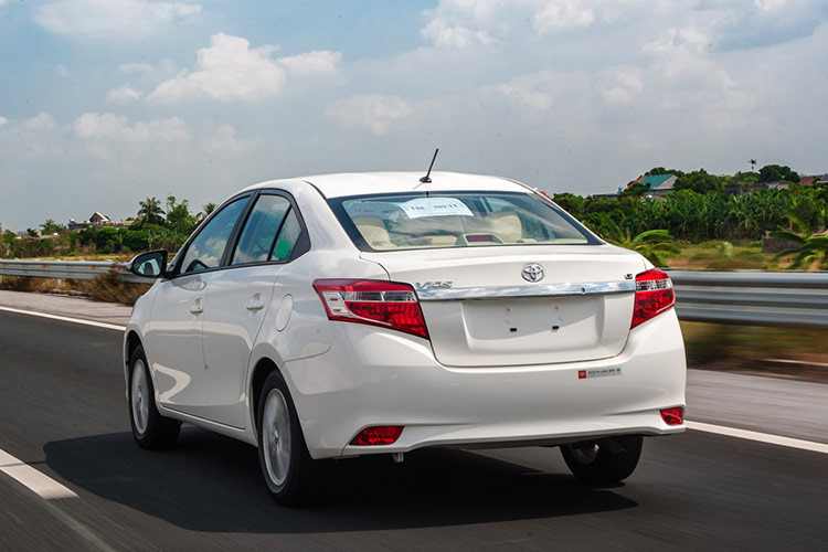 Bên cạnh đó, việc sẵn phụ tùng thay thế, chi phí sửa chữa thấp, tính thanh khoản tốt và không bị trừ khấu hao nhiều khi bán lại như các dòng xe khác cũng là những ưu điểm khiến doanh số bán xe Vios luôn rất ấn tượng. Tầm tài chính 300 triệu đồng, khách Việt hiện có thể tìm mua được những chiếc Vios đã qua sử dụng đời 2016. Thiết kế xe dù không quá hiện đại nhưng vẫn hợp thời với các trang bị tiện ích đủ dùng.