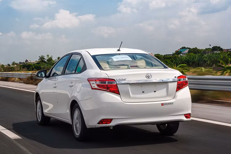 Bên cạnh đó, việc sẵn phụ tùng thay thế, chi phí sửa chữa thấp, tính thanh khoản tốt và không bị trừ khấu hao nhiều khi bán lại như các dòng xe khác cũng là những ưu điểm khiến doanh số bán xe Vios luôn rất ấn tượng. Tầm tài chính 300 triệu đồng, khách Việt hiện có thể tìm mua được những chiếc Vios đã qua sử dụng đời 2016. Thiết kế xe dù không quá hiện đại nhưng vẫn hợp thời với các trang bị tiện ích đủ dùng.