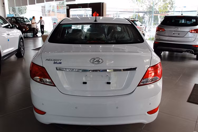 Tuy nhiên, xét về khả năng tiết kiệm nhiên liệu thì Accent, đặc biệt là xe đã qua sử dụng sẽ thua một chút so với Vios. Bù lại, giá xe Hyundai Accent cũ thường sẽ rẻ hơn Vios cùng đời do yếu tố thương hiệu cũng như mức niêm yết xe mới thường thấp hơn.