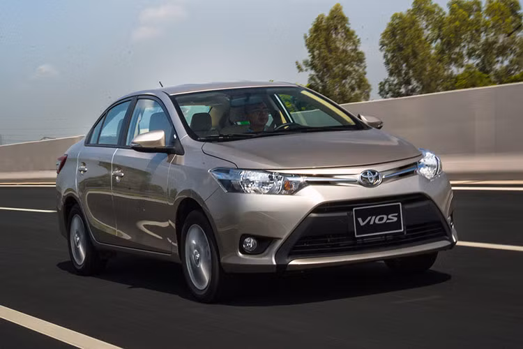  Toyota Vios 2016 Không phải ngẫu nhiên mà Toyota Vios được mệnh danh là "sedan quốc dân" với thời gian dài thống trị các bảng xếp hạng xe bán chạy nhất phân khúc, bán chạy toàn thị trường. Khả năng vận hành bền bỉ, ít hỏng vặt, tiết kiệm nhiên liệu là một trong những yếu tố tạo nên sức hút mãnh liệt của Vios với người dùng Việt.