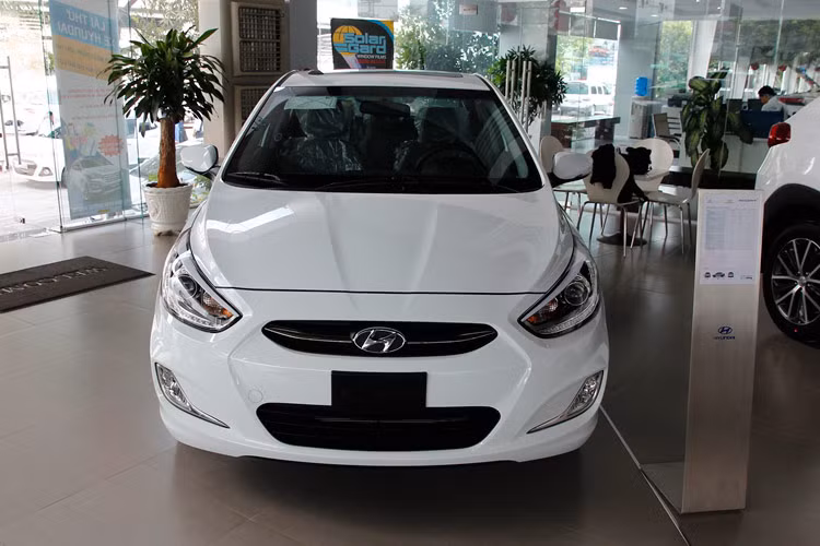  Hyundai Accent 2016 Cũng là cái tên nổi bật trong phân khúc sedan cỡ B với doanh số bán hàng gần như chỉ xếp sau Vios, nguồn cung xe Accent trên thị trường ô tô cũ hiện cũng rất nhiều với phong phú tùy chọn về phiên bản động cơ, màu sắc và tầm giá. Trong khoảng tài chính 300 triệu đồng, khách hàng có thể mua được chiếc Accent đã qua sử dụng đời 2016 với thiết kế vẫn khá hợp thời cùng trang bị tiện nghi đầy đủ.