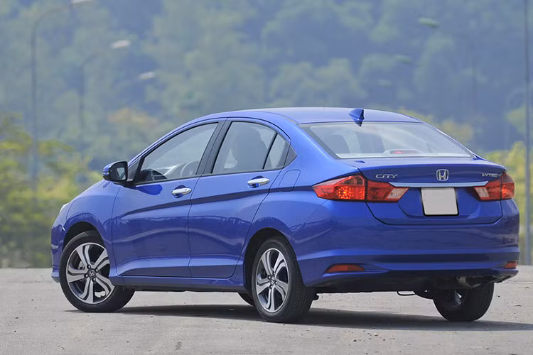 Do đời sâu hơn các đối thủ cùng phân khúc như Vios hay Accent nên thiết kế xe cũng có phần kém hiện đại hơn. Song bù lại, chất lượng xe luôn được giới chuyên môn đánh giá cao khi ít hỏng vặt, sẵn phụ kiện thay thế, chi phí sửa chữa bình dân, không gian rộng rãi.