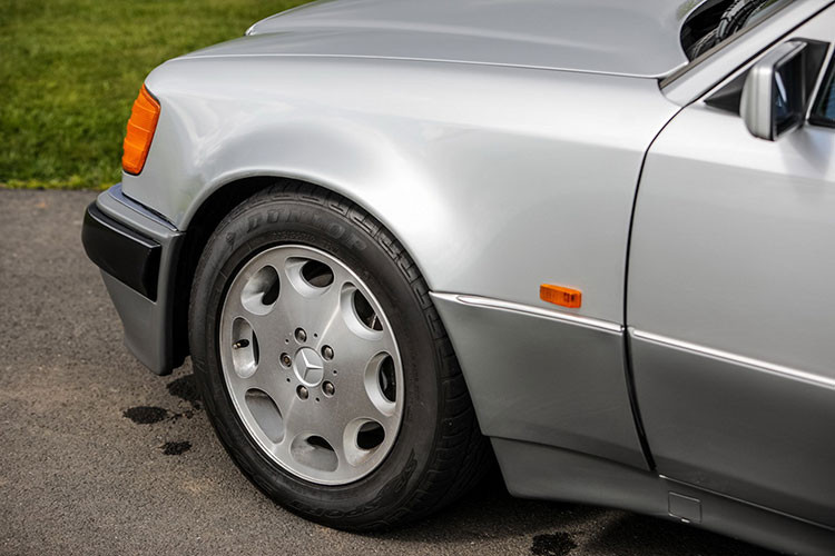 Mẫu xe sedan Mercedes-Benz 500E này được xem là một trong những mẫu “sói đội lốt cừu” của năm 1990. Mẫu xe này được phát triển và lắp ráp bởi Porsche tại Zuffenhausen thay cho Mercedes-Benz.