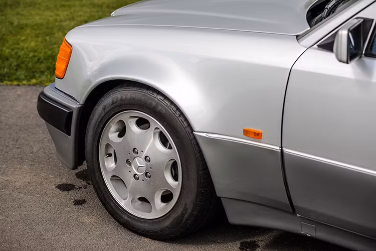 Mẫu xe sedan Mercedes-Benz 500E này được xem là một trong những mẫu “sói đội lốt cừu” của năm 1990. Mẫu xe này được phát triển và lắp ráp bởi Porsche tại Zuffenhausen thay cho Mercedes-Benz.