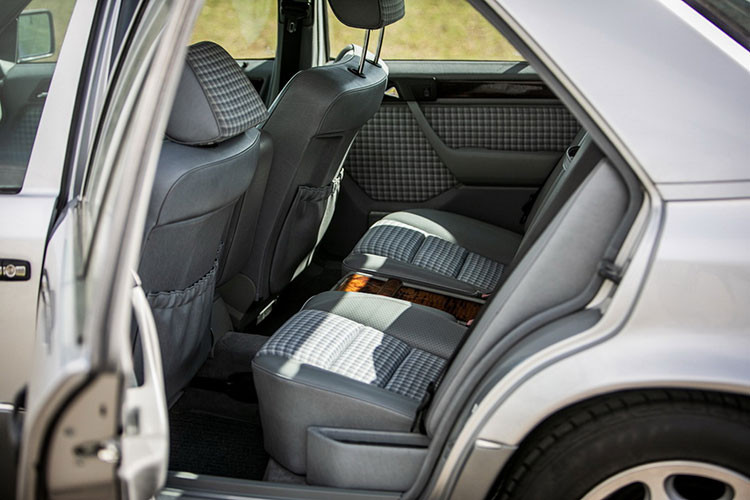 Nhìn chung, tổng thể nội và ngoại thất của chiếc xe còn khá đẹp và nguyên bản, dù nó đã trải qua hàng chục năm với vài đời chủ.