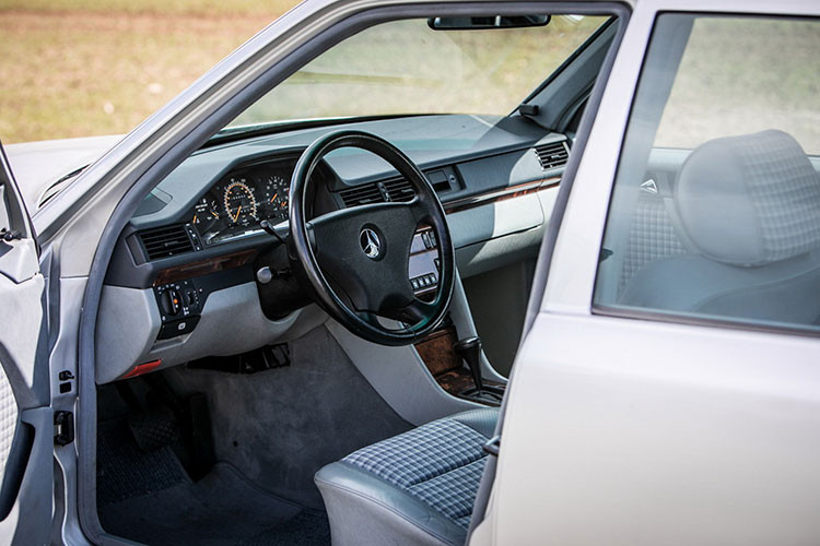 Nội thất của 500E sang chảnh với gỗ và vô-lăng bọc da, ghế vải màu xám. Trong khi lớp sơn bạc ngoại thất vẫn được giữ trong tình trạng tốt.