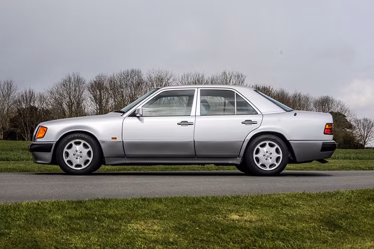 Đây không phải là lần đầu tiên Mr Bean bán xe Mercedes-Benz 500E, trước đây vào tháng 2/2018, ông đã từng bán chiếc 500E cùng chiếc Lancia Thema 8.32, một chiếc xe sedan của Ý nhưng trang bị động cơ Ferrari V8.