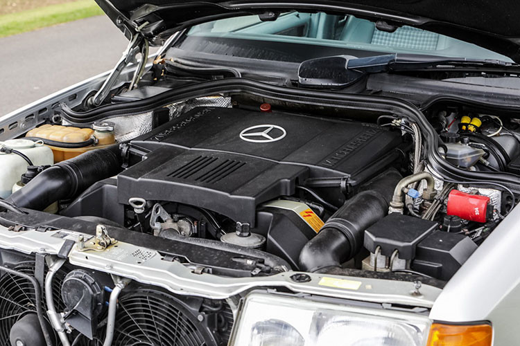 &#x8;Sức mạnh của Mercedes-Benz 500E tới từ động cơ V8 5.0L công suất 326 mã lực. Xe có khả năng tăng tốc từ 0 - 100 km chỉ trong 5,9 giây, tốc độ tối đa 250 km/h.