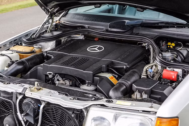 Sức mạnh của Mercedes-Benz 500E tới từ động cơ V8 5.0L công suất 326 mã lực. Xe có khả năng tăng tốc từ 0 - 100 km chỉ trong 5,9 giây, tốc độ tối đa 250 km/h.