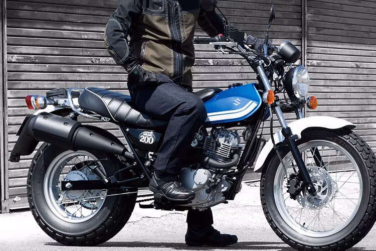 Suzuki VanVan 200 đời 2017 phong cách Scrambler sẽ có 2 màu: xanh lam bóng (Metallic Triton Blue) và ghi mờ (Metallic Matte Fibroin Gray), xe được phân phối tại thị trường Mỹ với giá 4.599 USD (tương đương khoảng 102,5 triệu đồng).
